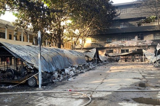 Lửa ngùn ngụt thiêu 40 xe điện du lịch ở Hội An