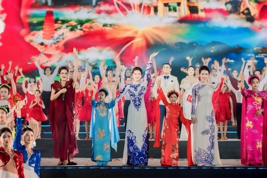 Hoa hậu nhí Quốc tế Hiểu Anh và Á hậu nhí Quốc tế Bảo Linh lộng lẫy trên sân khấu Lễ hội Hoa phượng đỏ Hải Phòng