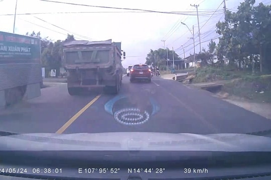 Kon Tum: Tài xế xe tải lấn làn, vượt ẩu trên Quốc lộ 14