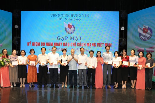 Hội Nhà báo tỉnh Hưng Yên trao Kỷ niệm chương “Vì sự nghiệp báo chí Việt Nam” cho hội viên