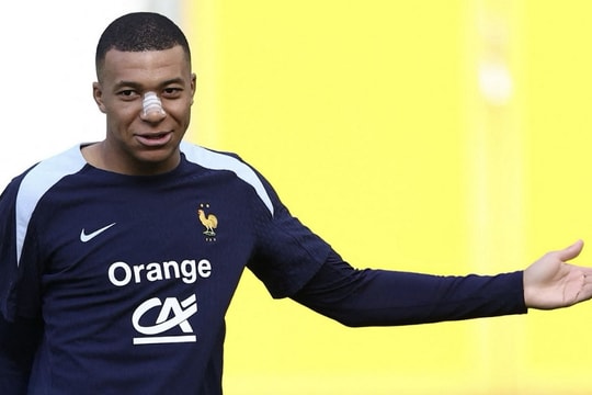 Real Madrid muốn Mbappe phẫu thuật mũi sớm, Pháp nói không