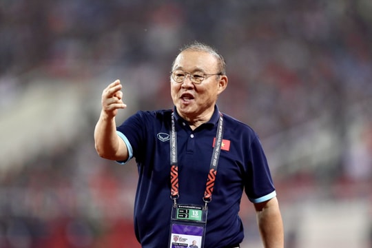 Lộ mức lương khủng đối thủ đội tuyển Việt Nam trả để mời HLV Park Hang-seo