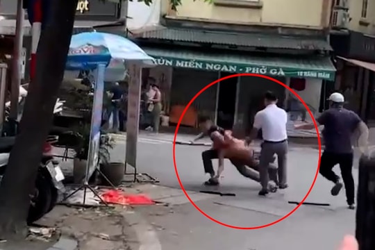 Khống chế kẻ chém người trên phố Hà Nội