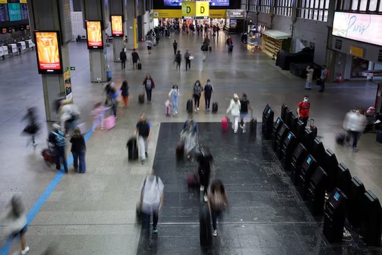 Hàng trăm người di cư châu Á bị mắc kẹt, thiếu ăn nhiều tuần tại sân bay Brazil