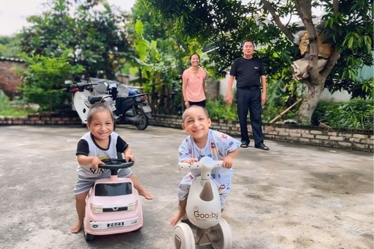 Nhói lòng hai anh em ở Thái Bình mắc căn bệnh cực hiếm “người lùn đầu chim”