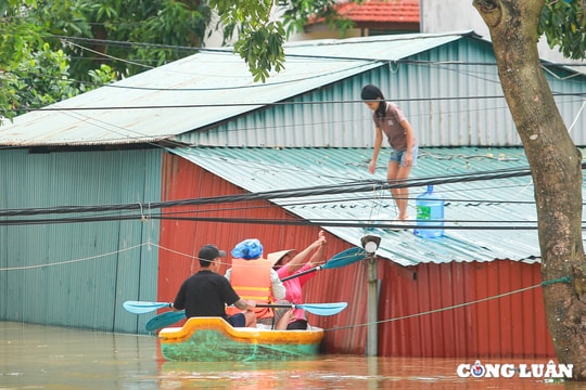 Nước sinh hoạt đi đến tận ngõ, đồ ăn chuyển đến tận "nóc nhà" cho bà con vùng lũ