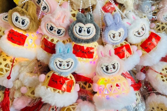 Lồng đèn Labubu gây sốt, chiếm lĩnh thị trường đồ chơi mùa trung thu