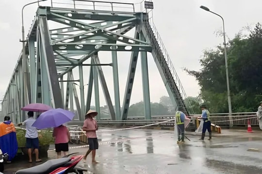 Cấm toàn bộ người và phương tiện qua cầu Yên Bái