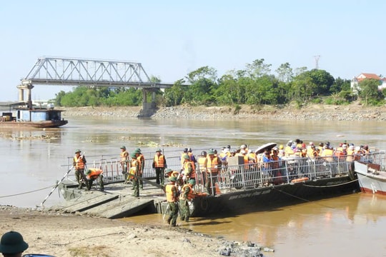 Phú Thọ dùng phà quân sự thay thế cầu phao Phong Châu