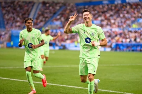 Lewandowski lập hat-trick, Barca vững ngôi đầu La Liga