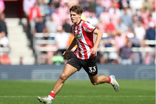 Man United và Tottenham cùng nhắm mua tài năng trẻ Tyler Dibling