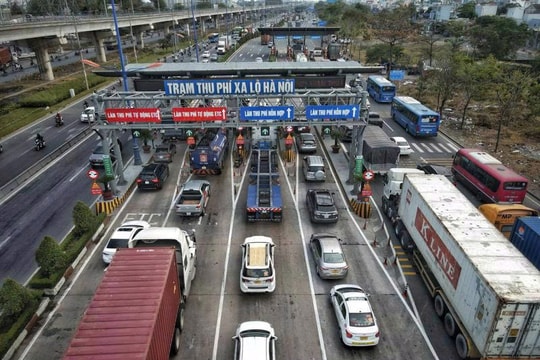 Xe chở hàng cứu trợ hết được miễn phí sử dụng đường bộ