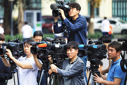 Sức ép từ mạng xã hội: Cơ hội để báo chí định vị lại giá trị của mình