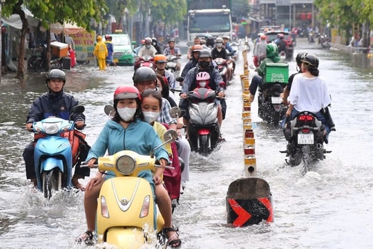 Mưa lớn kết hợp triều cường gây ngập nhiều nơi ở TPHCM