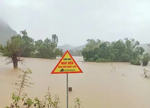 Nước lũ chia cắt gần 1.000 hộ dân, nhiều tuyến giao thông ở Quảng Bình ngập sâu