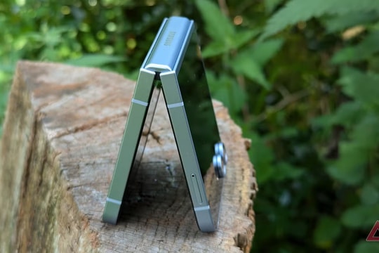 Samsung chuẩn bị ra mắt Galaxy Z Flip FE giá rẻ để cạnh tranh với Motorola Razr