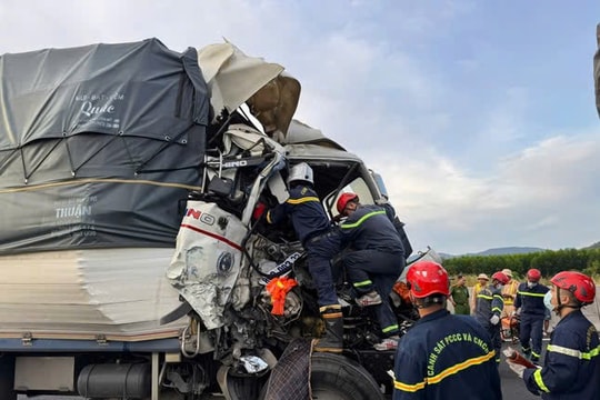 Cắt cabin, giải cứu phụ xe ra ngoài sau tai nạn trên cao tốc Phan Thiết - Dầu Giây