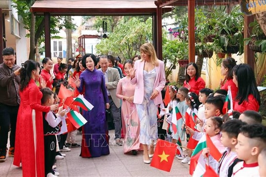 Phu nhân Chủ tịch nước và Phu nhân Tổng thống Bulgaria thăm Trường Mầm non Việt - Bun