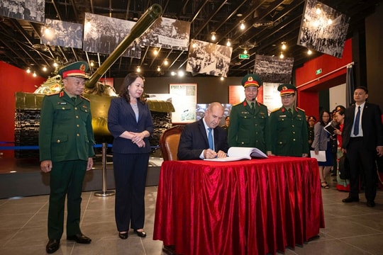 Phó Chủ tịch nước Võ Thị Ánh Xuân cùng Tổng thống Bulgaria tham quan Bảo tàng Lịch sử Quân sự Việt Nam