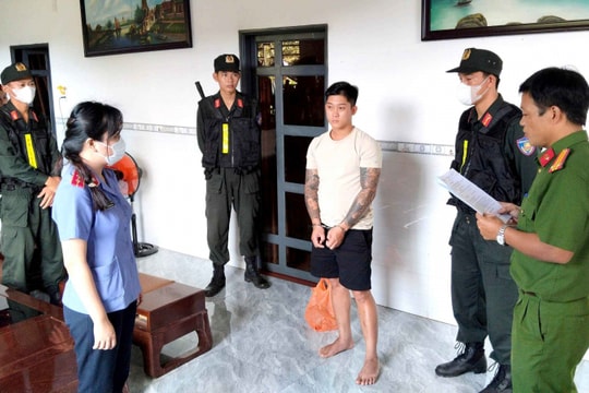 Bắt tạm giam đối tượng mua súng trên mạng để giải quyết mâu thuẫn