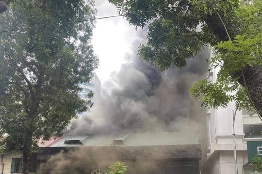 Cháy quán bar trên phố Hai Bà Trưng, Hà Nội