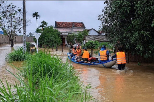Quảng Ngãi khẩn trương di dời người dân do mưa lũ