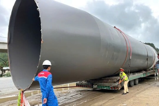 Xử phạt 2 xe chở hàng siêu trường không phép định vượt đèo Hải Vân