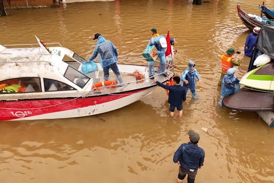 Thủ tướng yêu cầu lãnh đạo 9 tỉnh Trung Bộ không để người dân bị thiếu đói trong mưa lũ