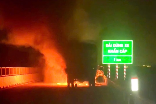 Xe tải bất ngờ bốc cháy trên cao tốc Vĩnh Hảo - Phan Thiết, tài xế may mắn thoát chết