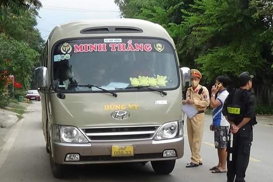 Thanh Hoá: Xuất hiện xe hợp đồng chạy tuyến cố định như xe khách?