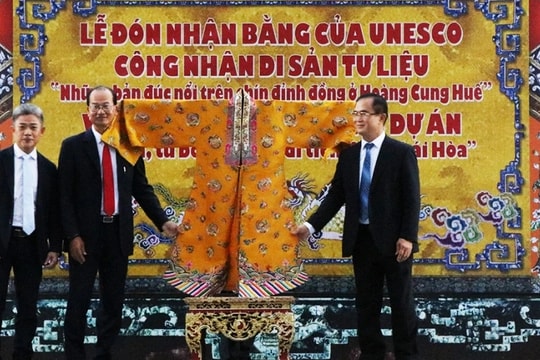 Tiếp nhận lễ phục của Hoàng hậu Nam Phương