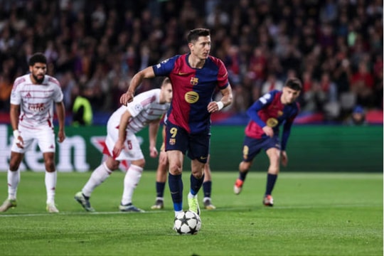 Lewandowski rực sáng, Barca vươn lên đứng nhì bảng xếp hạng Champions League
