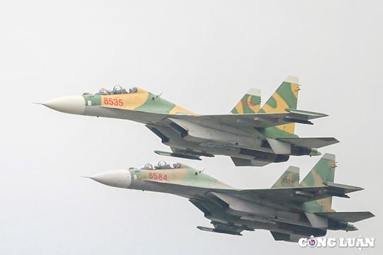 Hình ảnh máy bay Su-30MK2 và trực thăng quân sự trên bầu trời Hà Nội