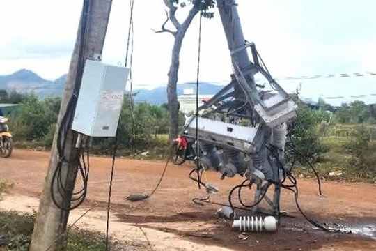 Gia Lai: Một trụ điện bất ngờ gãy ngang, đổ xuống đường