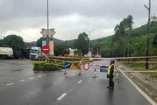 Xuyên đêm khắc phục sạt lở, thông tuyến đường Hồ Chí Minh qua Quảng Nam