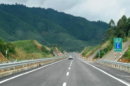 Tốc độ khai thác tối đa cho phép trên đường cao tốc là 120km/h