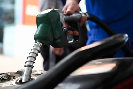Giá xăng tăng mạnh trở lại từ 15h chiều nay