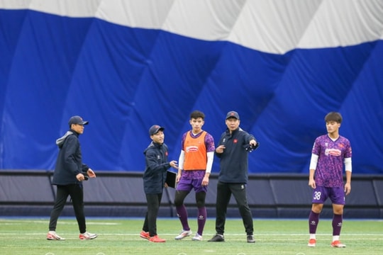 Huấn luyện viên Kim Sang-sik nói thẳng điểm yếu các cầu thủ tuyển Việt Nam