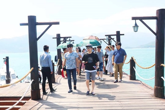 Khách quốc tế tấp nập đến Cam Ranh ngày cuối năm