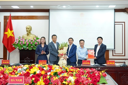 Trao Giấy chứng nhận đầu tư Dự án đầu tư xây dựng và kinh doanh kết cấu hạ tầng KCN Đồng Văn VI