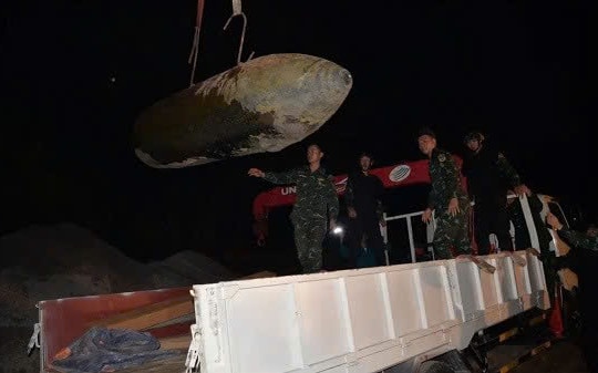 Trục vớt thêm quả bom nặng hơn 1,3 tấn gần cầu Long Biên, Hà Nội