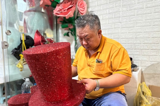 Người đàn ông phố cổ 'nặn' người tuyết bằng xốp kiếm tiền triệu dịp noel