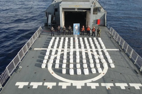 Đội tàu ngầm chở hàng tấn ma túy bị bắt giữ trong chiến dịch quốc tế