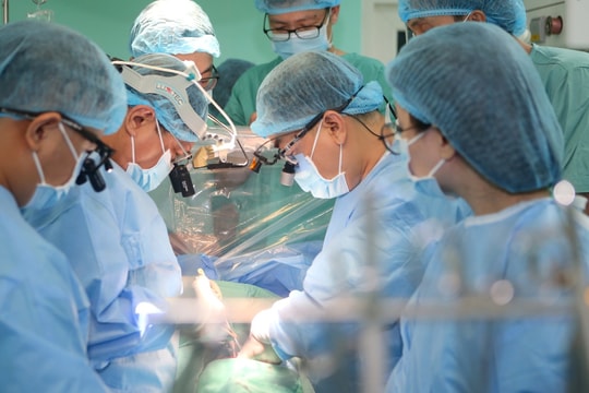 Nghẹt thở ca ghép tim từ người hiến tặng ở Hà Nội cho bệnh nhân nguy kịch ở Huế