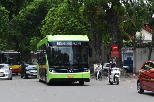 Xe sử dụng năng lượng sạch sẽ có tem kiểm định nền màu xanh lá cây