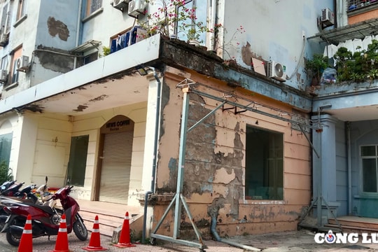 Khu nhà tái định cư tại quận trung tâm Hà Nội, hạ tầng xuống cấp, tường nhà bong tróc