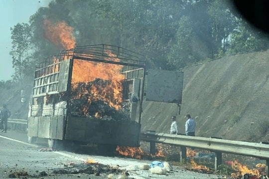 Xe tải cháy dữ dội trên cao tốc Nội Bài - Lào Cai, tài xế thoát nạn