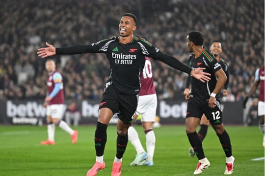 Thắng West Ham, Arsenal vượt qua Man City trên bảng xếp hạng