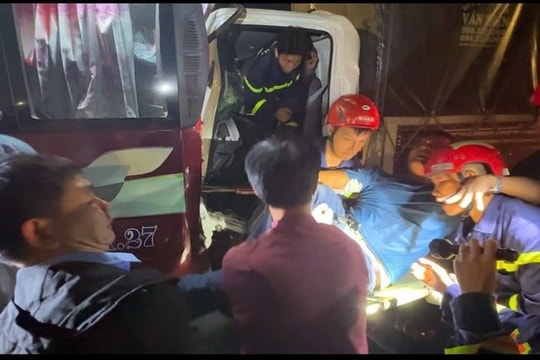 Khẩn trương cứu tài xế mắc kẹt trong ca bin xe ô tô trên cao tốc Hà Nội - Hải Phòng