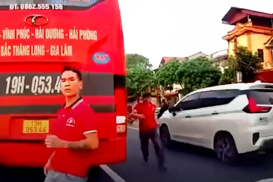 Triệu tập tài xế dừng xe khách giữa quốc lộ, chặn ô tô con vì vượt không thành